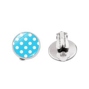Détail de boucles d'oreilles clips en verre à pois bleu ciel avec support en métal argenté