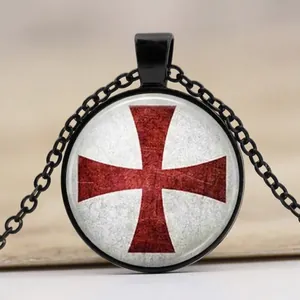Collier rétro de l'Ordre du Temple avec dôme en verre et pendentif croix rouge