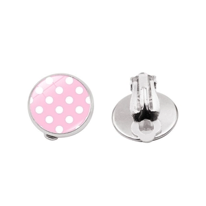 Détail de boucles d'oreilles en verre à pois roses avec attaches clip en métal confortables