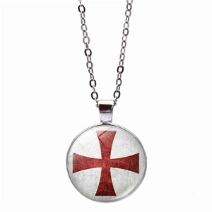 Vue détaillée du pendentif croix des Templiers avec dôme en verre et chaîne argentée