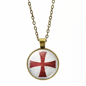 Détail du collier pendentif Croix du Temple en bronze avec dôme en verre convexe