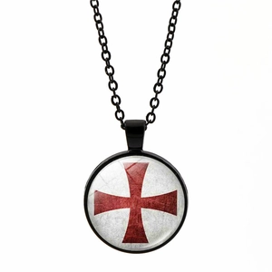 Gros plan d'un pendentif cabochon en verre Croix des Templiers avec chaîne en métal noir