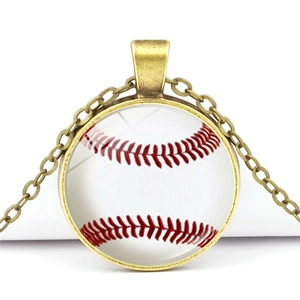 Collier pendentif baseball vintage en bronze avec coutures rouges sur un motif de sport
