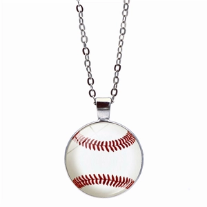 Détail du collier pendentif baseball avec dôme en verre et surpiqûres rouges sur chaîne