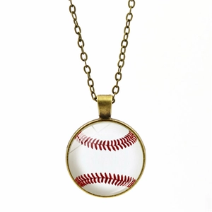 Vue détaillée d'un collier pendentif baseball en bronze vintage avec coutures rouges