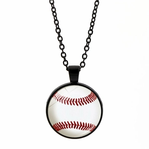 Détail du pendentif baseball en verre avec coutures rouges et chaîne noire élégante