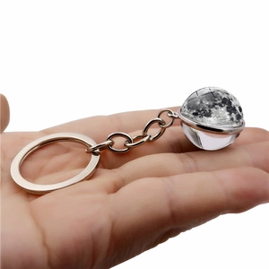 Creatieve zonnestelsel sleutelhanger met dubbelzijdige maan glazen bol hanger