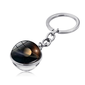 Detailweergave van de dubbelzijdige galaxy glazen bol sleutelhanger met Saturnus patroon