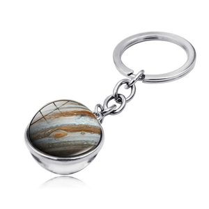 Detailweergave van een Jupiter-planeet glazen bol sleutelhanger met zilveren ring