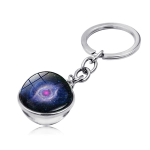 Detail van galaxy glazen bol sleutelhanger met paars nevelpatroon en zilveren ring
