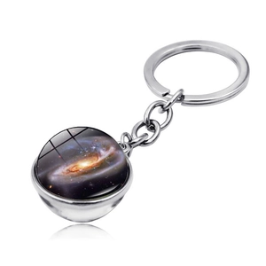 Detail van de sterrenstelsel glazen bol sleutelhanger met een gepolijste metalen ring