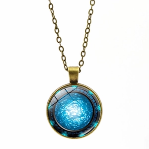 Detailansicht der Stargate Atlantis Glashalskette mit Bronzekette und blauem Wirbelmuster