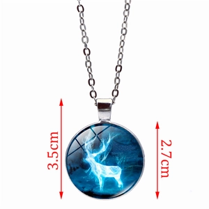 Collier patronus cerf lumineux avec chaîne argentée et pendentif cristal bleu de 2,7cm
