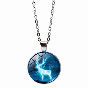 Détail d'un collier argenté avec pendentif rond représentant un cerf bleu lumineux