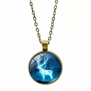 Détail macro du collier en bronze vintage avec pendentif en verre de cerf mystique