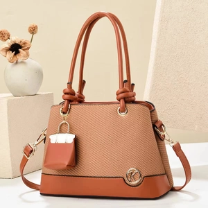 Elegante borsa a mano patchwork color cammello con manici a nodo e logo dorato K