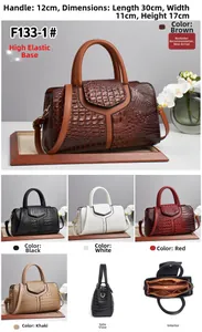 Vue détaillée du sac Boston à motif crocodile montrant les dimensions et cinq couleurs