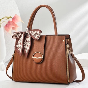 Détail du sac à main marron en cuir PU rayé avec anneau doré et foulard pied-de-poule