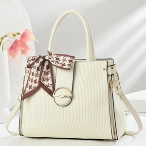 Sac à main beige rayé chic avec détails dorés et foulard pied-de-poule décoratif