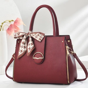 Sac à main élégant en cuir rayé bordeaux avec boucle dorée et détail de foulard pied-de-poule