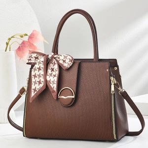 Sac à main marron à rayures avec foulard pied-de-poule et finitions dorées