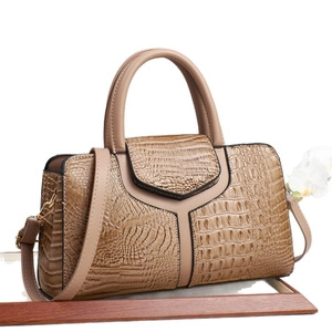 Sac Boston beige à relief crocodile avec coutures en Y et détails dorés chics