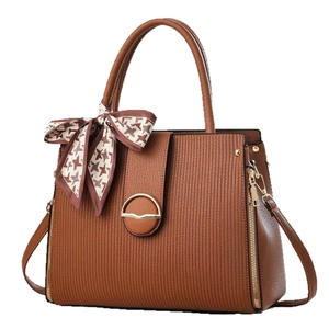 Sac à main marron à rayures en similicuir avec boucle dorée et foulard décoratif