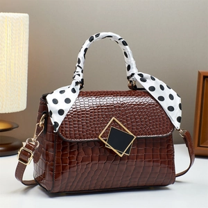 Braune Schultertasche mit Krokodilmuster, goldener Schnalle und gepunktetem Seidenschal