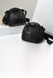 Vue détaillée des sacs bandoulière en tissu Oxford et cuir PU avec motif d'ours