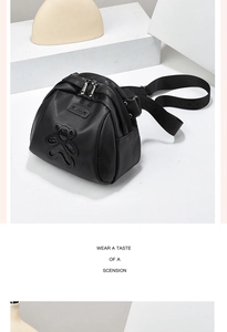 Détails du sac bandoulière noir grainé avec silhouette d'ours et logo MOCO