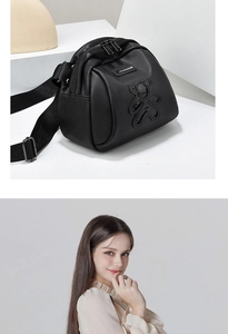 Détail du mini sac à dos noir texturé avec broderie d'ours et bandoulière en toile