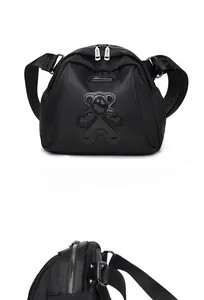 Détails du sac bandoulière noir en tissu oxford avec ours à paillettes et sangle