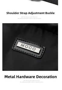 Détail de la plaque logo MOCO sur le sac à bandoulière en oxford noir avec matériel de qualité