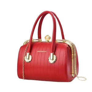 Sac à main rouge élégant style docteur avec finition vernie et fermoir perle doré