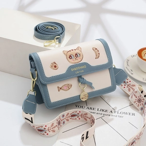 Sac bandoulière brodé bleu et blanc avec motifs de chat et deux sangles stylées