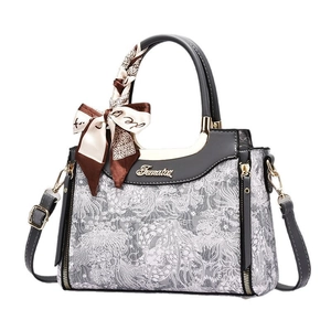 Sac à main élégant en cuir gris et dentelle blanche avec foulard et logo chic