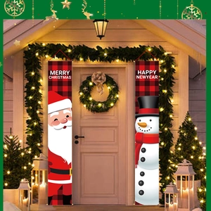 Bannières de Noël avec Père Noël et bonhomme de neige sur une porte d'entrée festive