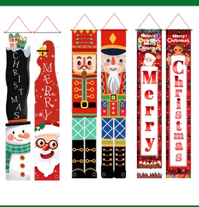 Vue détaillée de diverses bannières de porte de Noël avec casse-noisette et Père Noël