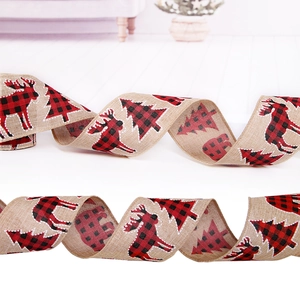 Détail de ruban de Noël en toile avec motifs de cerf et sapin à carreaux rouges