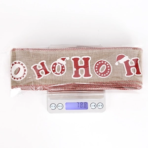 Détail montrant le poids de 78,8g du ruban de Noël en jute avec imprimé HO HO HO pailleté