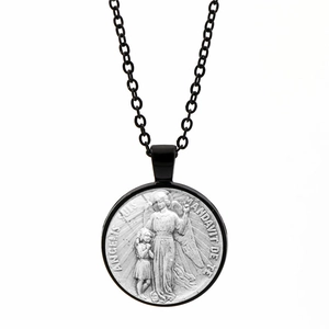 Détail macro du collier archange montrant le relief religieux et la gravure latine