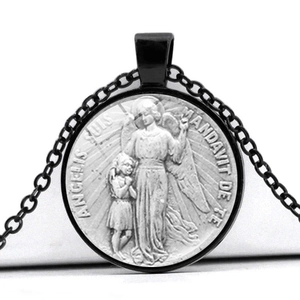 Détail du pendentif relief Archange Ange Gardien avec gravure latine sur cadre noir mat