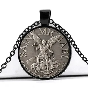 Relief détaillé de Saint Michel terrassant le démon sur pendentif religieux noir
