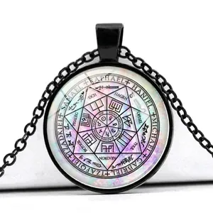 Détail du pendentif en verre du Sceau des sept Archanges avec symboles mystiques