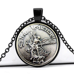 Gros plan du pendentif Saint Michel en relief avec chaîne noire et gravure détaillée