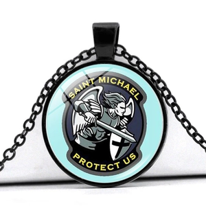 Pendentif Saint-Michel Archange avec gemme en verre bleu et monture en métal noir