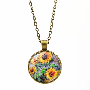 Détail du collier en bronze vintage avec peinture à l'huile de tournesol sous dôme