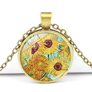 Détail d'un collier vintage en bronze avec pendentif peinture à l'huile tournesol