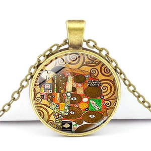 Détail du collier en bronze vintage avec Le Baiser de Klimt sous dôme en verre