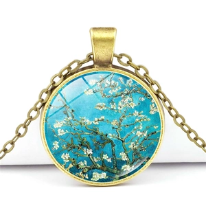 Détail du pendentif vintage en bronze avec la peinture Amandier en fleurs de Van Gogh